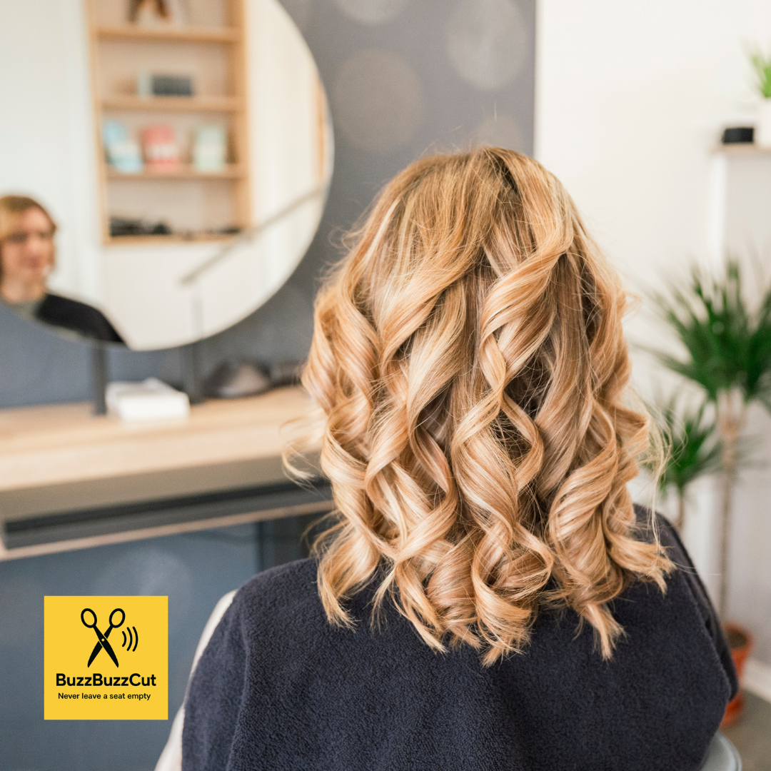 Vrouw met gestyled krullend haar bij kapper in de buurt via BuzzBuzzcut