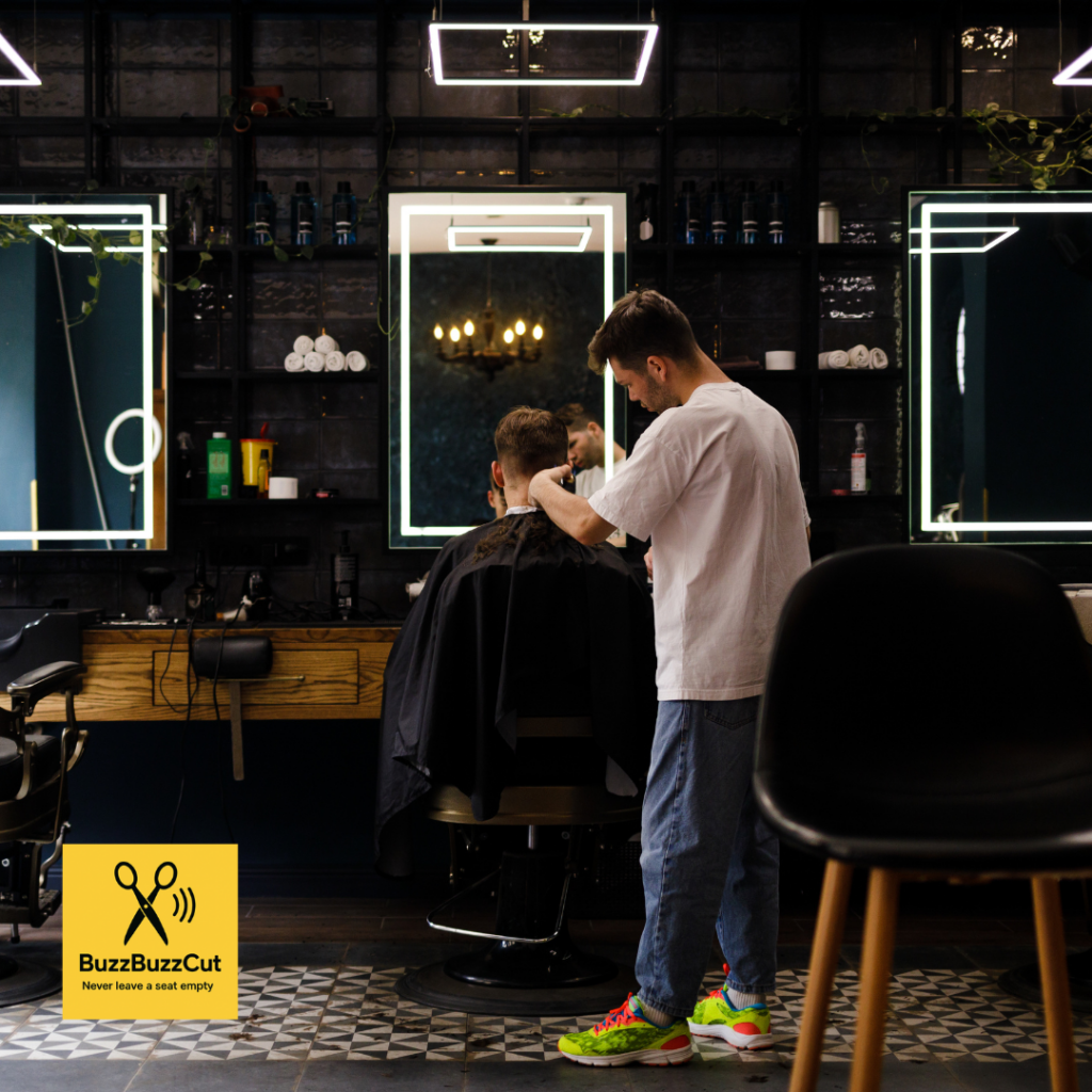 Barber knipt klant in moderne salon via kappers boekingsapp afspraak